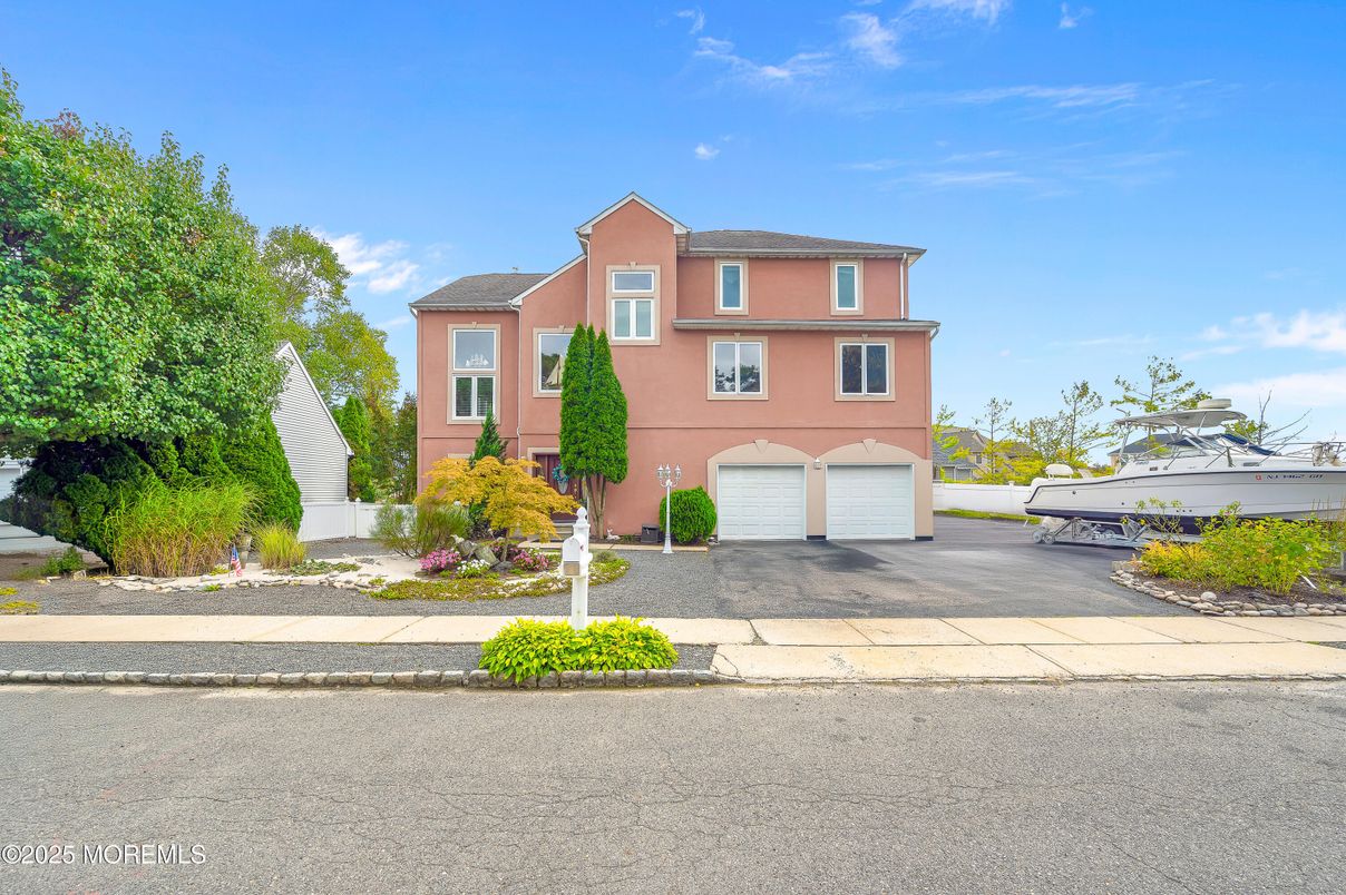 Attached, Exterior, Facade, Mediterranean