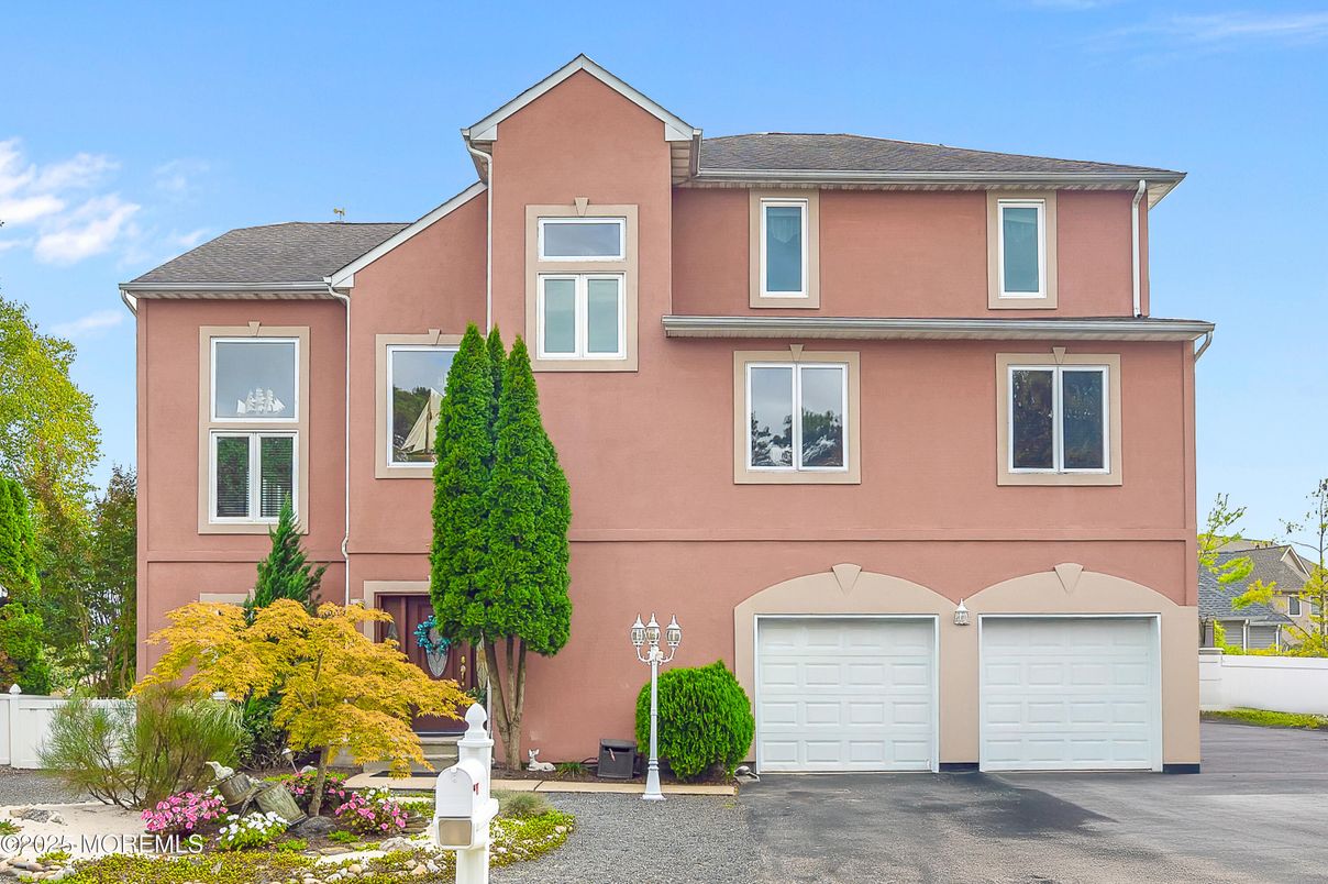 Attached, Exterior, Facade, Rowhouse