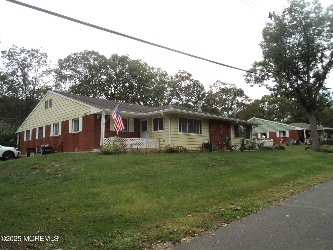 Exterior, Facade, Brick Facade, Ranch