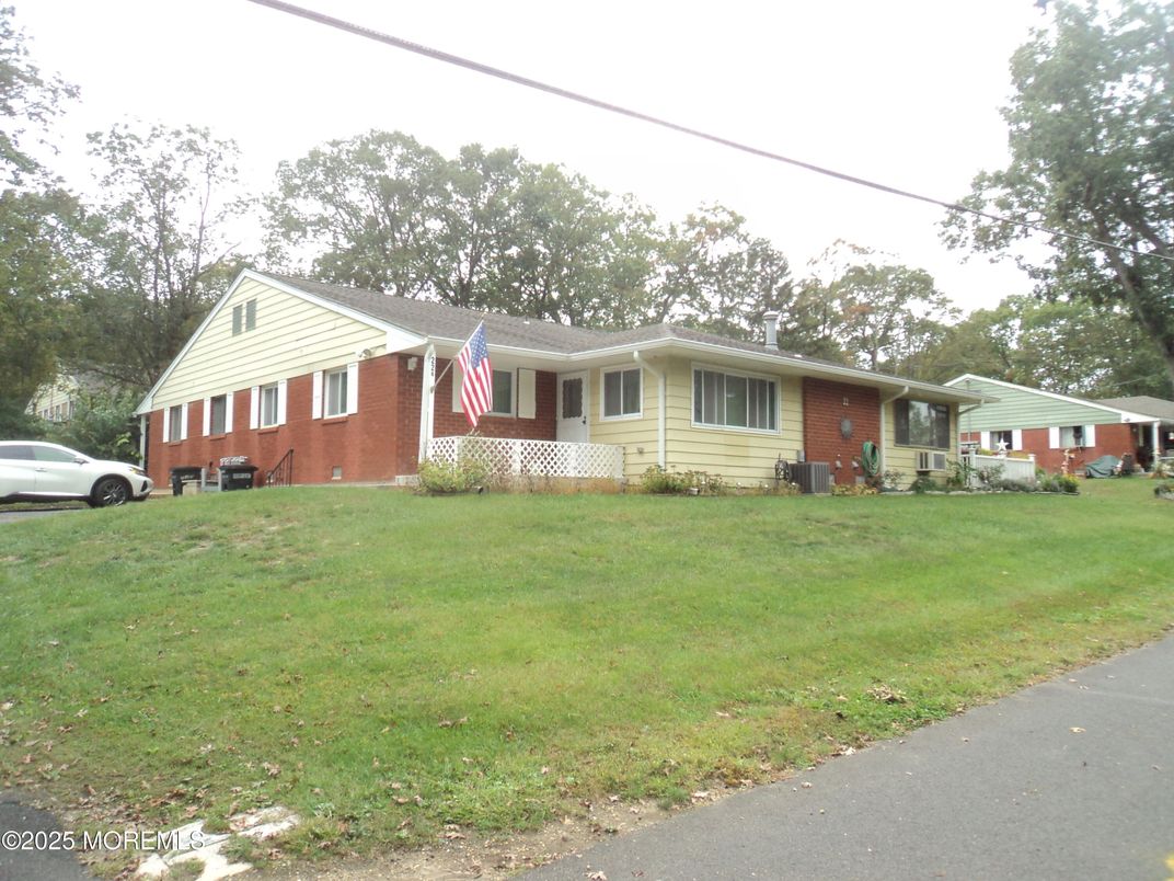 Exterior, Facade, Brick Facade, Ranch