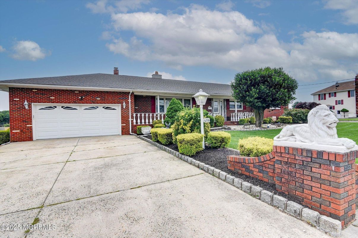 Attached, Exterior, Facade, Brick Facade, Ranch