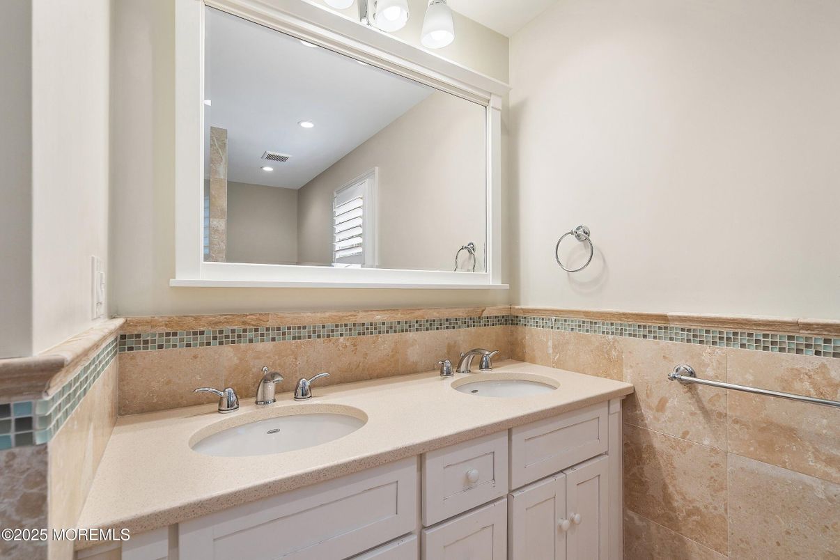 Bathroom, Dual Sink Vanities, Interior, Recessed Lighting