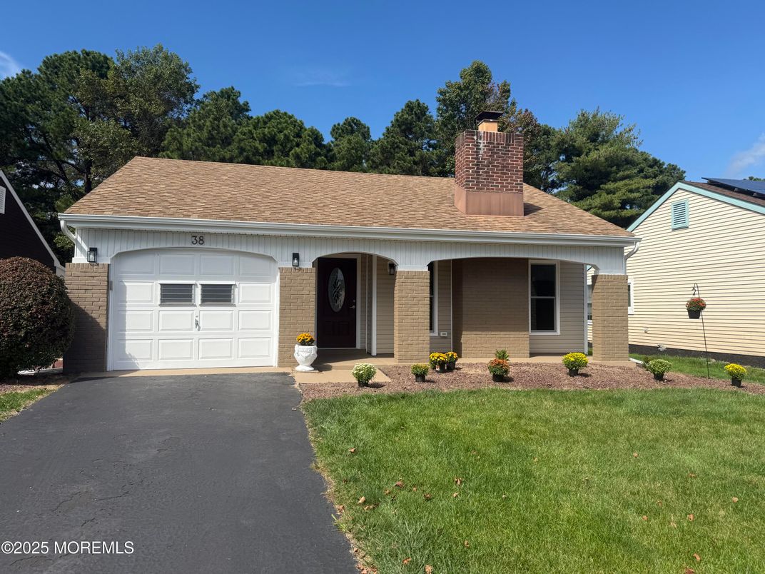 Attached, Exterior, Facade, Ranch