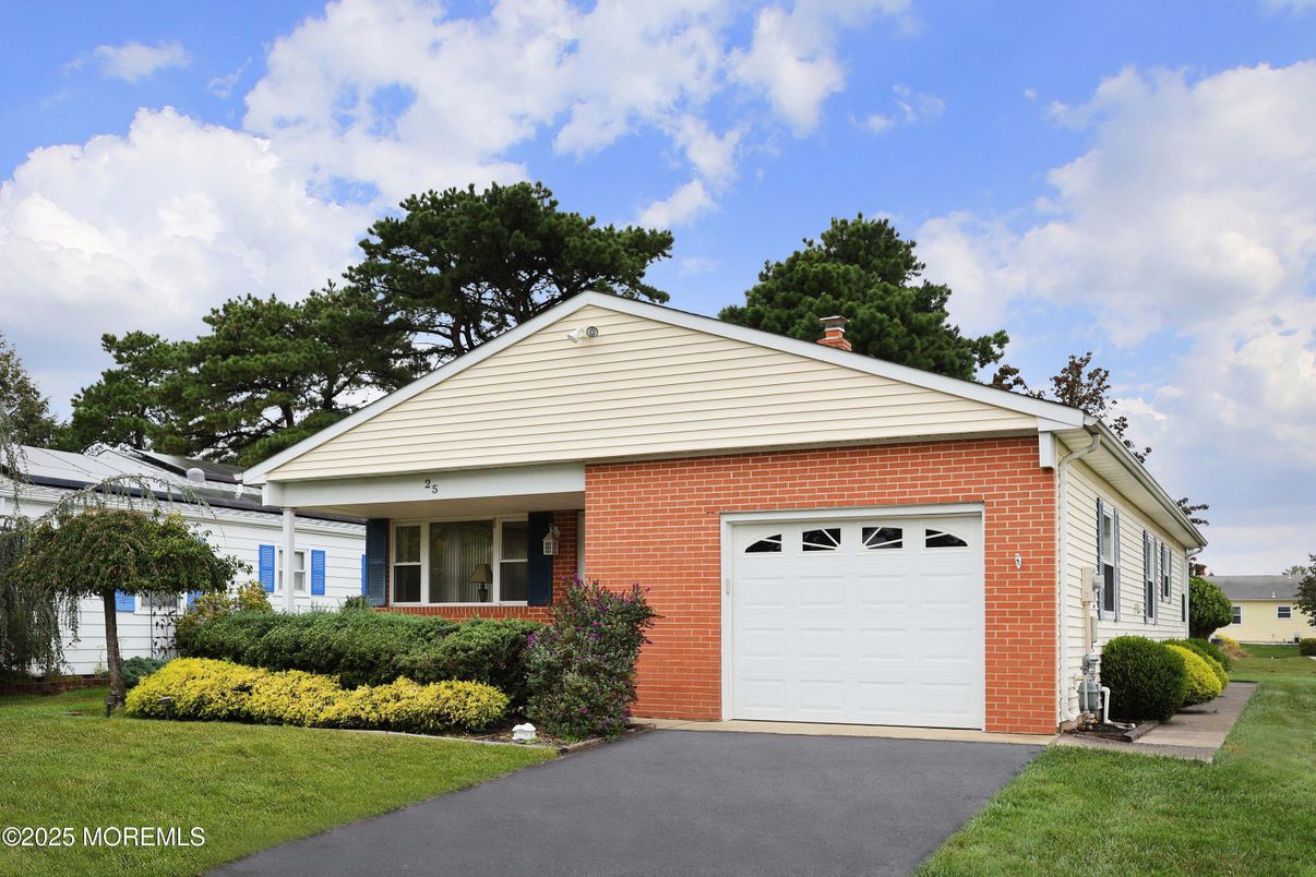 Attached, Exterior, Facade, Brick Facade, Ranch