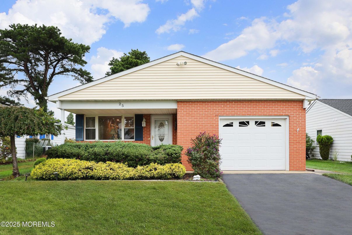 Attached, Exterior, Facade, Brick Facade, Ranch
