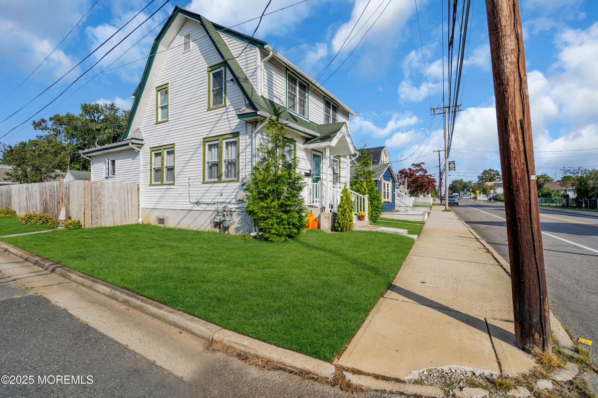 Exterior, Facade, Queen Anne Victorian