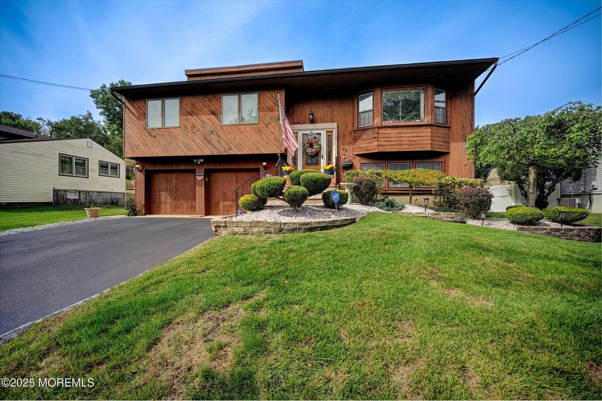 Attached, Exterior, Facade, Raised Ranch