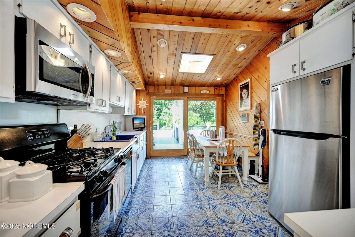 Dining room, Interior, Kitchen, Recessed Lighting, Stainless Steel Appliances, Wooden Beams, Wooden Ceilings
