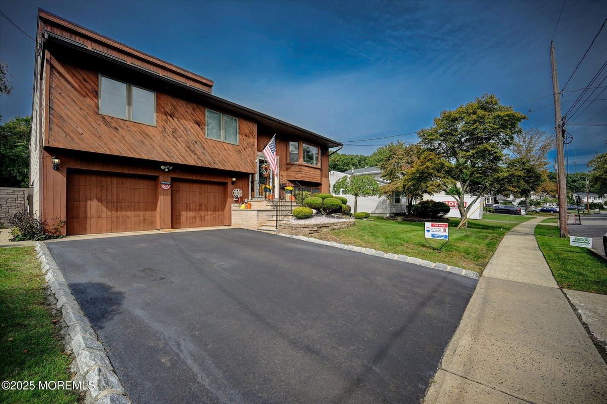 Attached, Exterior, Facade, Brick Facade, Raised Ranch