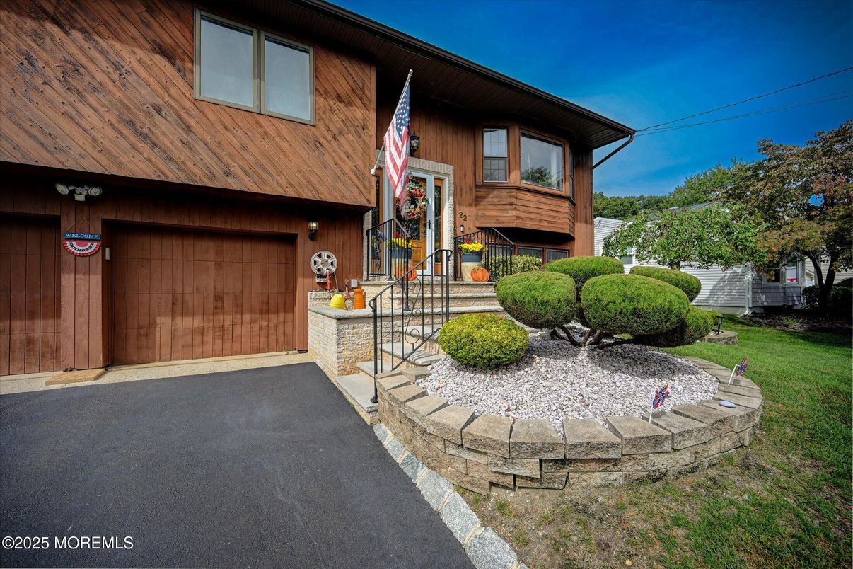 Attached, Exterior, Facade, Raised Ranch