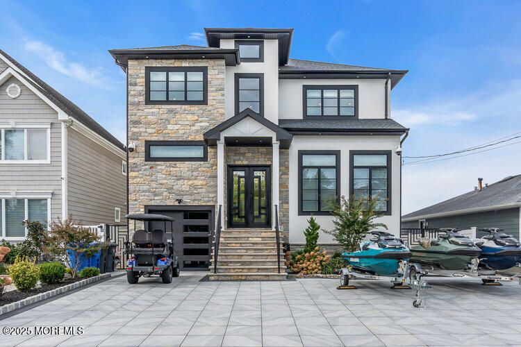 Attached, Exterior, Facade, Modern