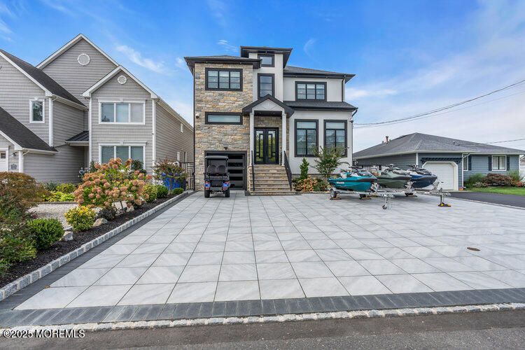 Attached, Exterior, Facade, Rowhouse