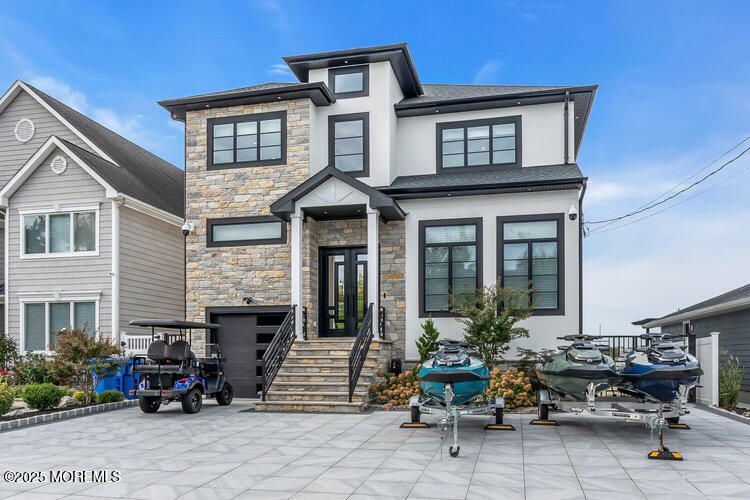 Exterior, Facade, Rowhouse