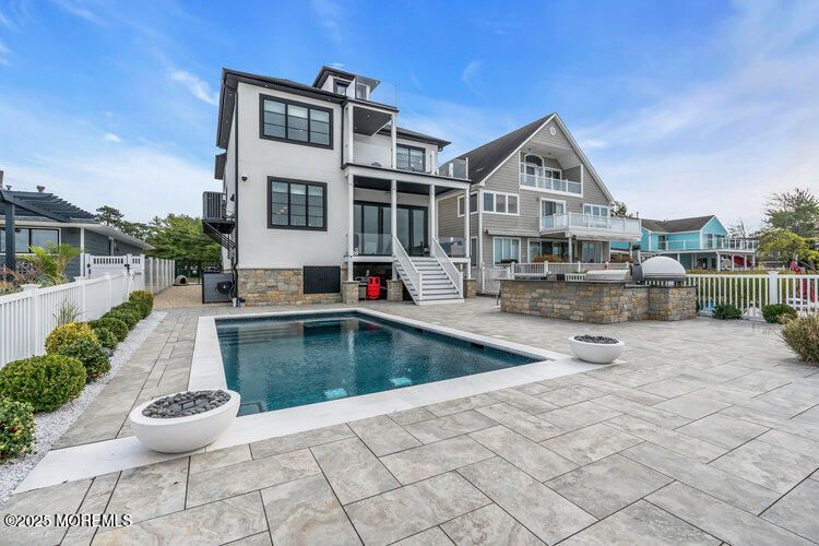 Exterior, Outdoor Kitchen, Pool