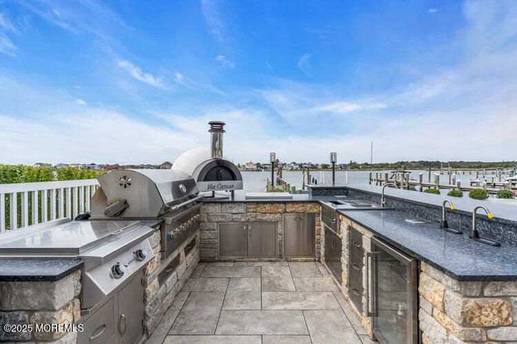 Exterior, Outdoor Kitchen, Water