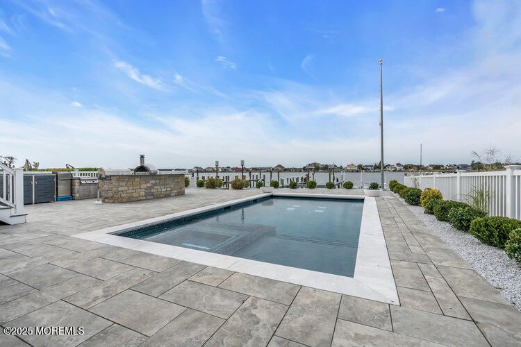 Exterior, Outdoor Kitchen, Pool