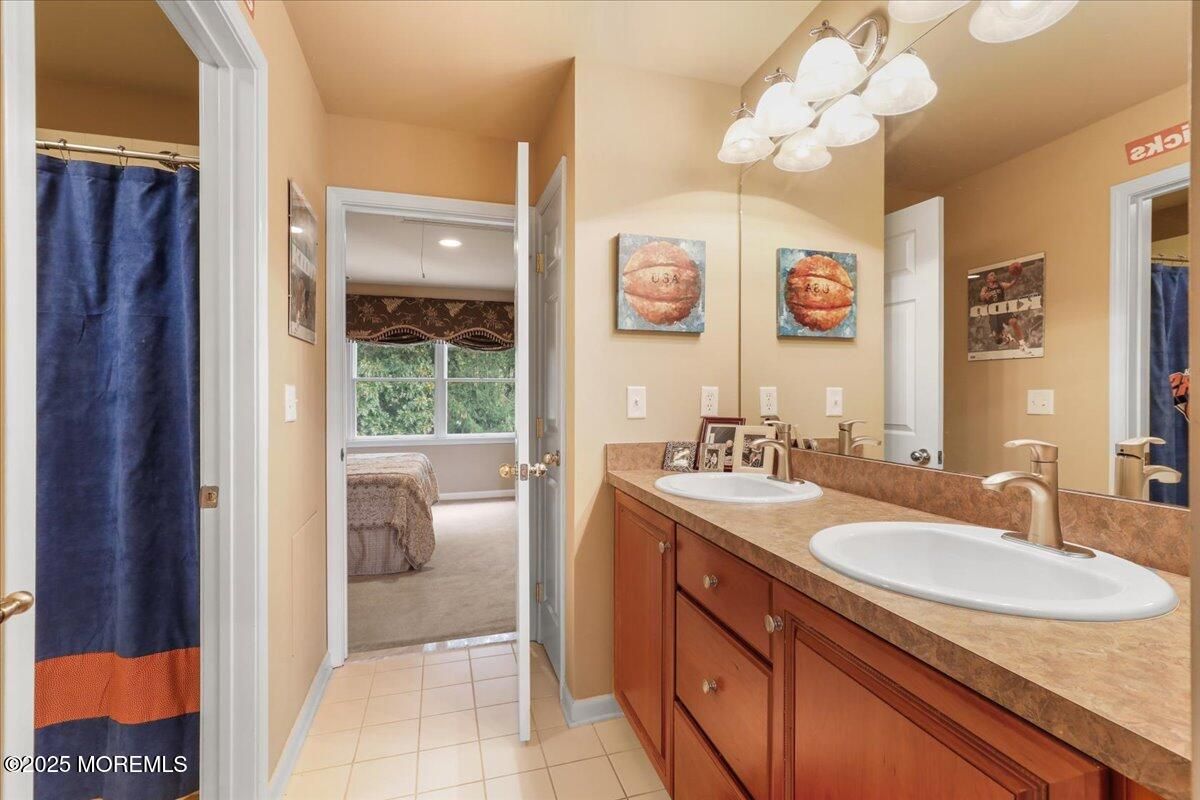 Bathroom, Dual Sink Vanities, Interior, Recessed Lighting