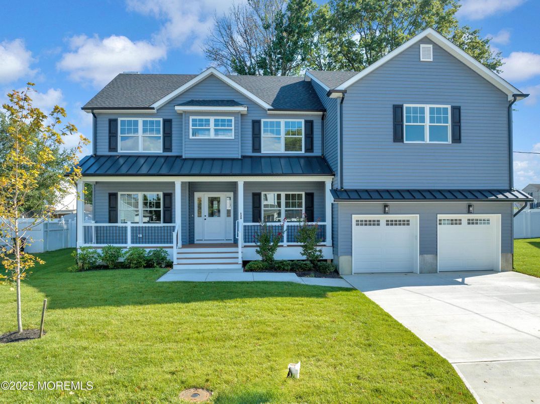Attached, Exterior, Facade, Farmhouse