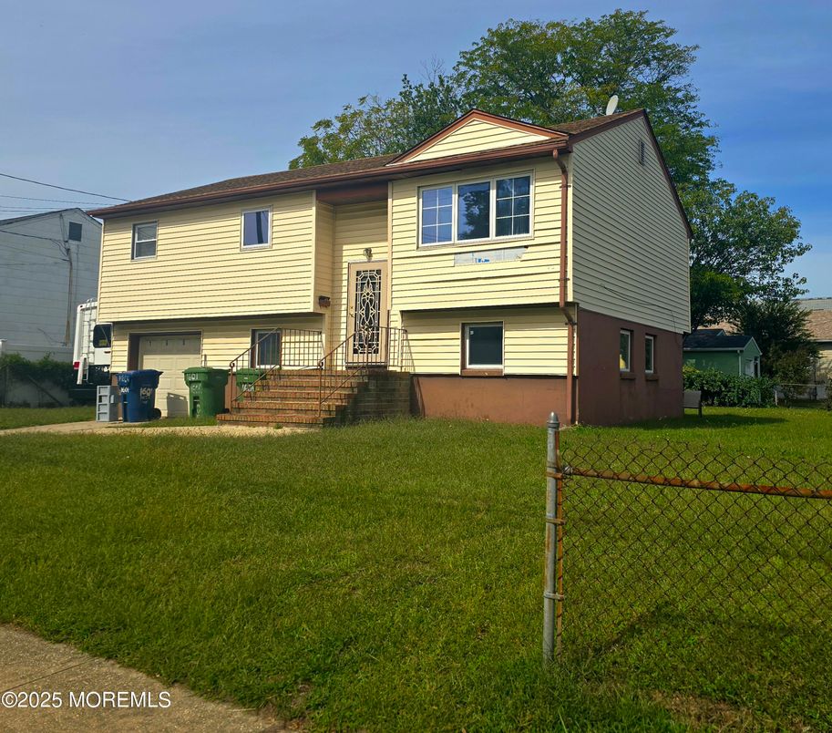 Exterior, Facade, Raised Ranch