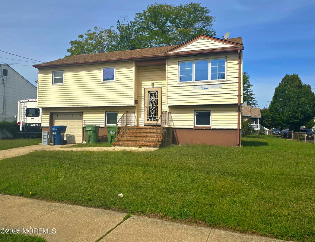 Exterior, Facade, Raised Ranch