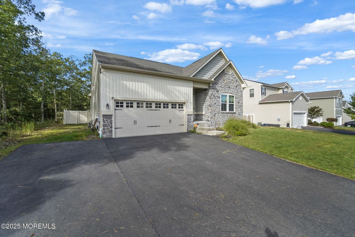Attached, Exterior, Facade, Farmhouse