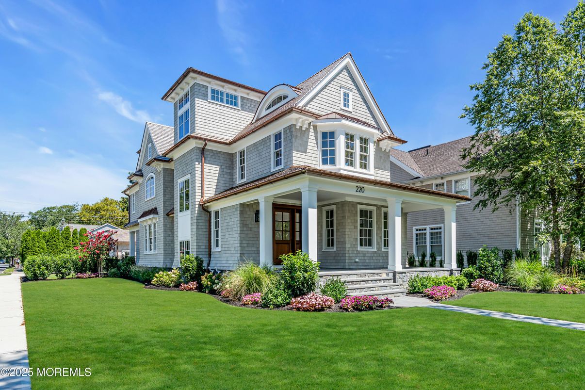 Exterior, Facade, Queen Anne Victorian