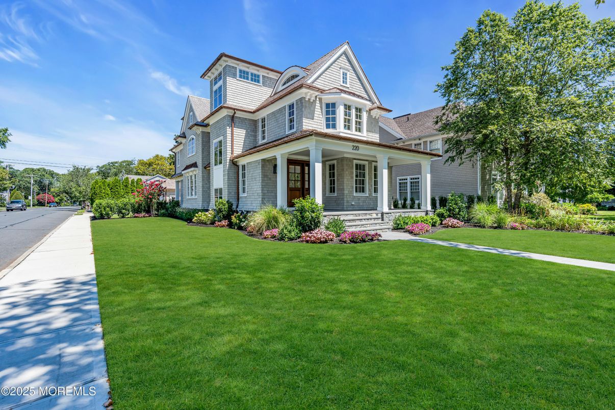 Backyard, Exterior, Facade, Queen Anne Victorian