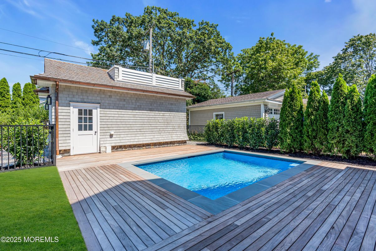 Exterior, Pool
