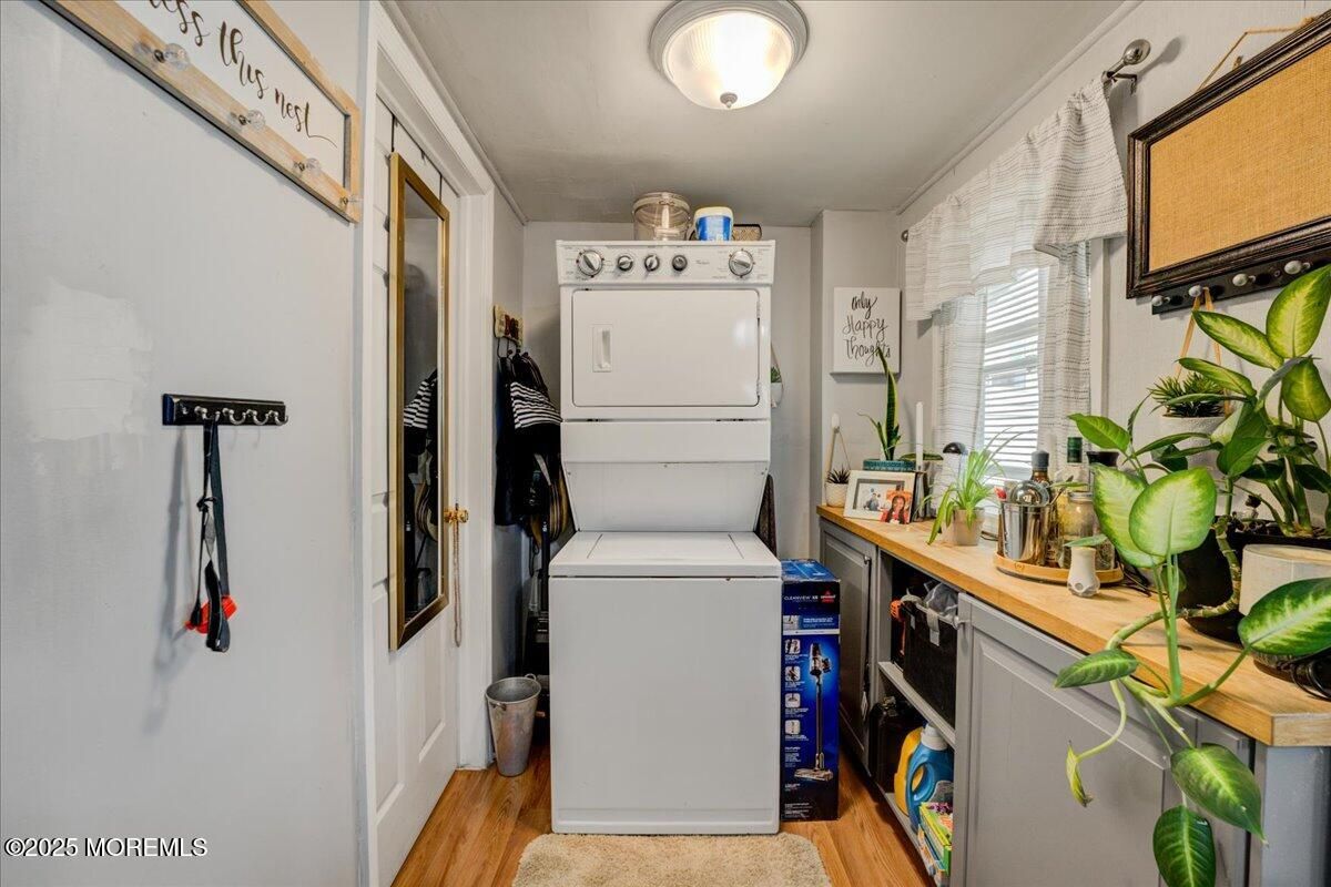 Interior, Utility Closets, Washer, Wood Texture Flooring