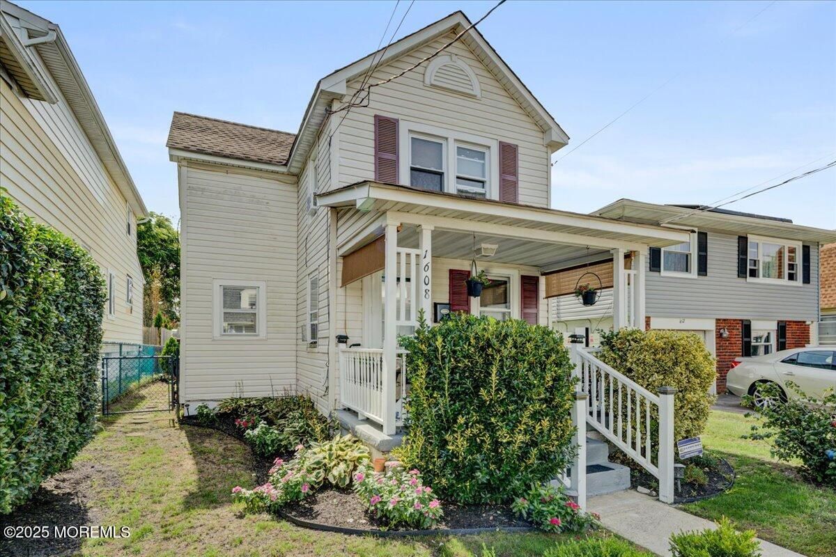Exterior, Facade, Queen Anne Victorian
