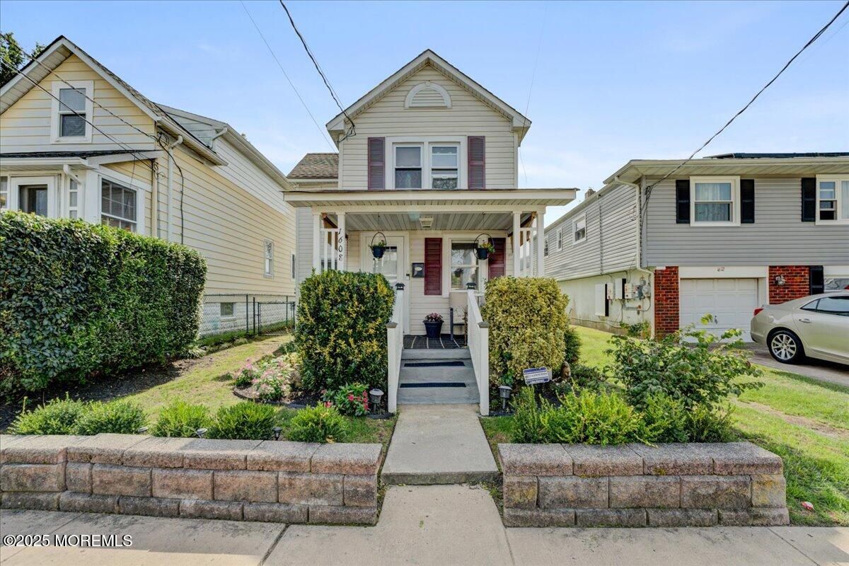 Exterior, Facade, Queen Anne Victorian