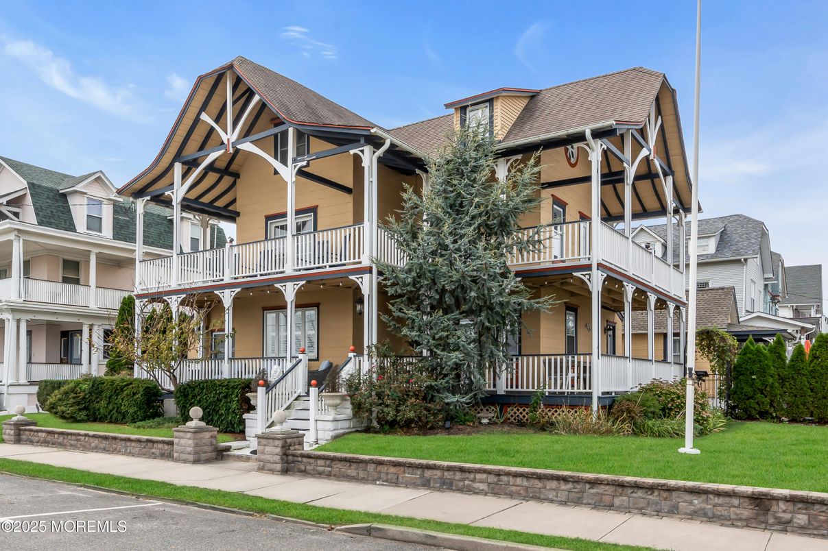 Exterior, Facade, Queen Anne Victorian