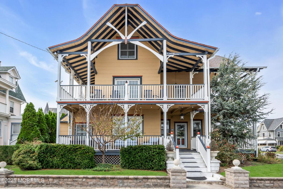 Exterior, Facade, Queen Anne Victorian