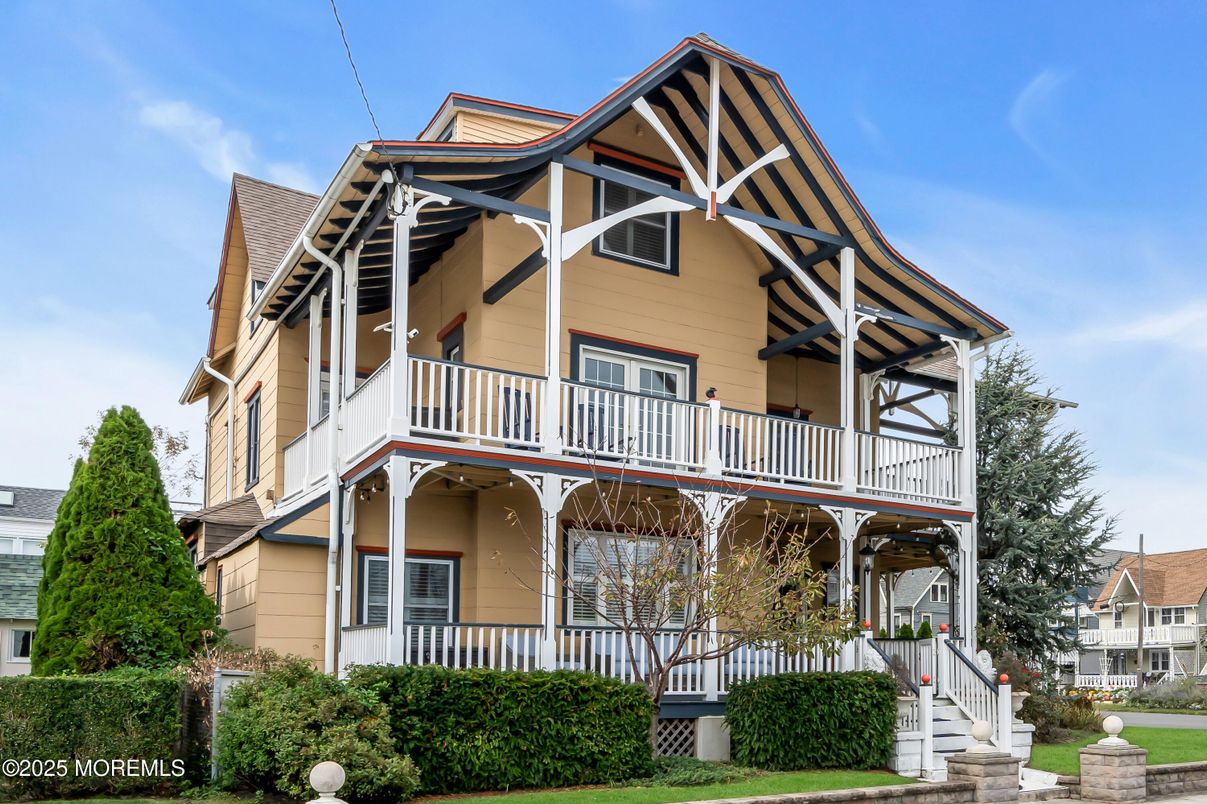 Exterior, Facade, Queen Anne Victorian