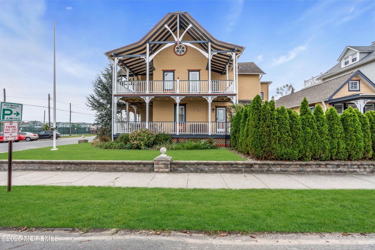 Exterior, Facade, Queen Anne Victorian