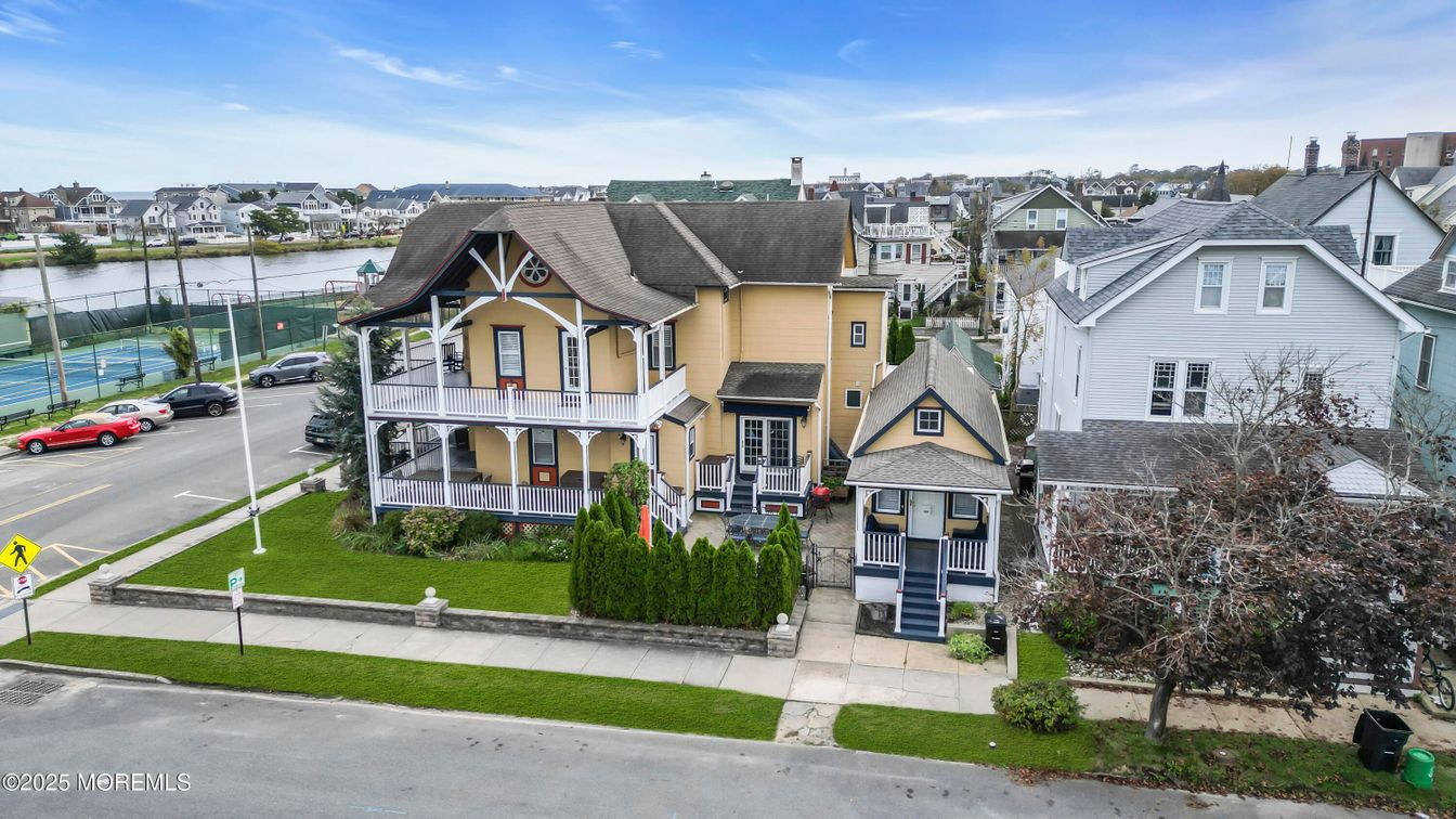 Exterior, Facade, Queen Anne Victorian