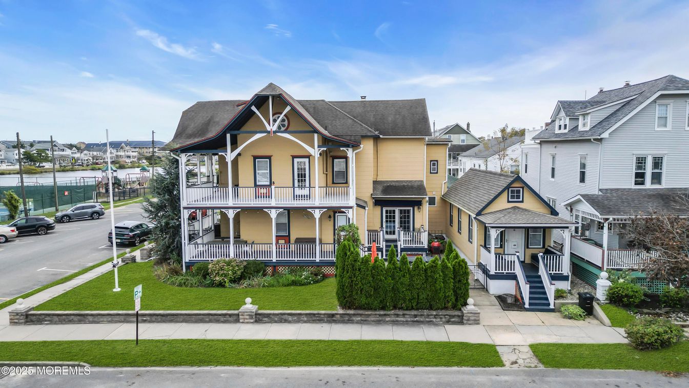 Exterior, Facade, Queen Anne Victorian