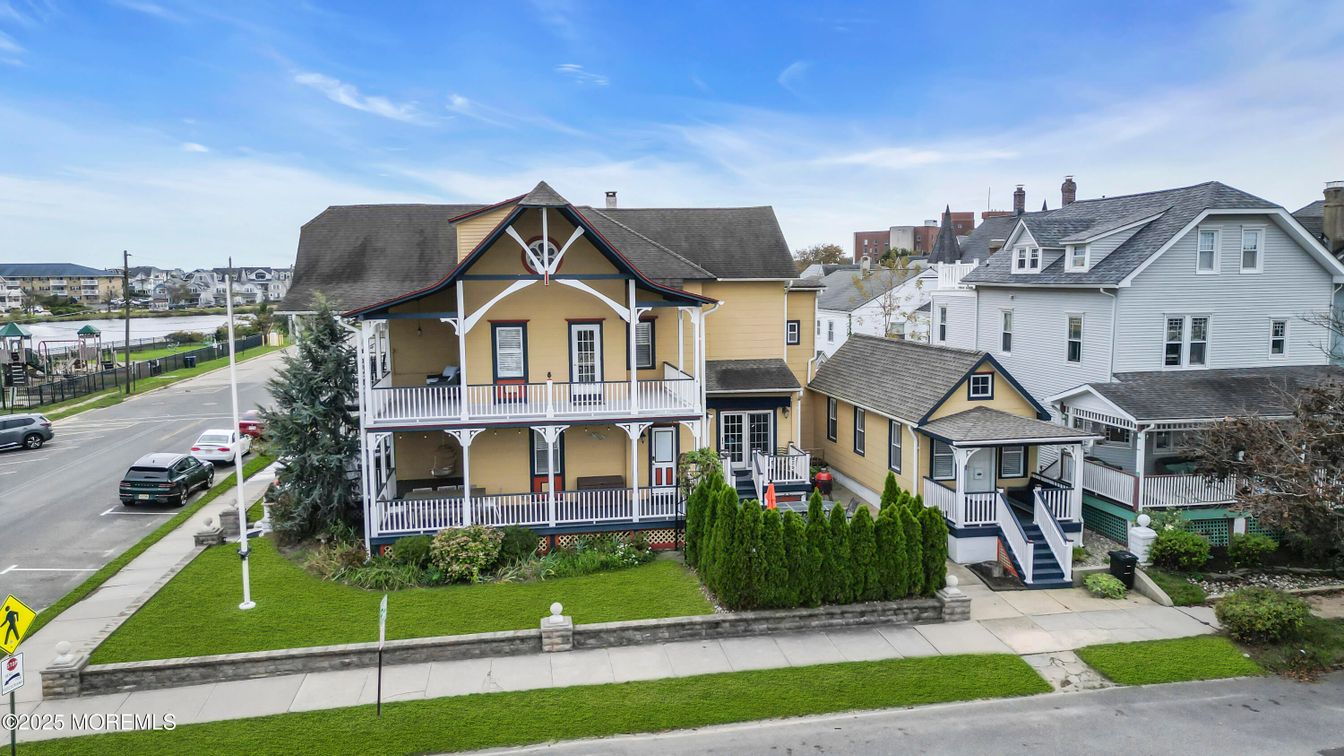 Exterior, Facade, Queen Anne Victorian
