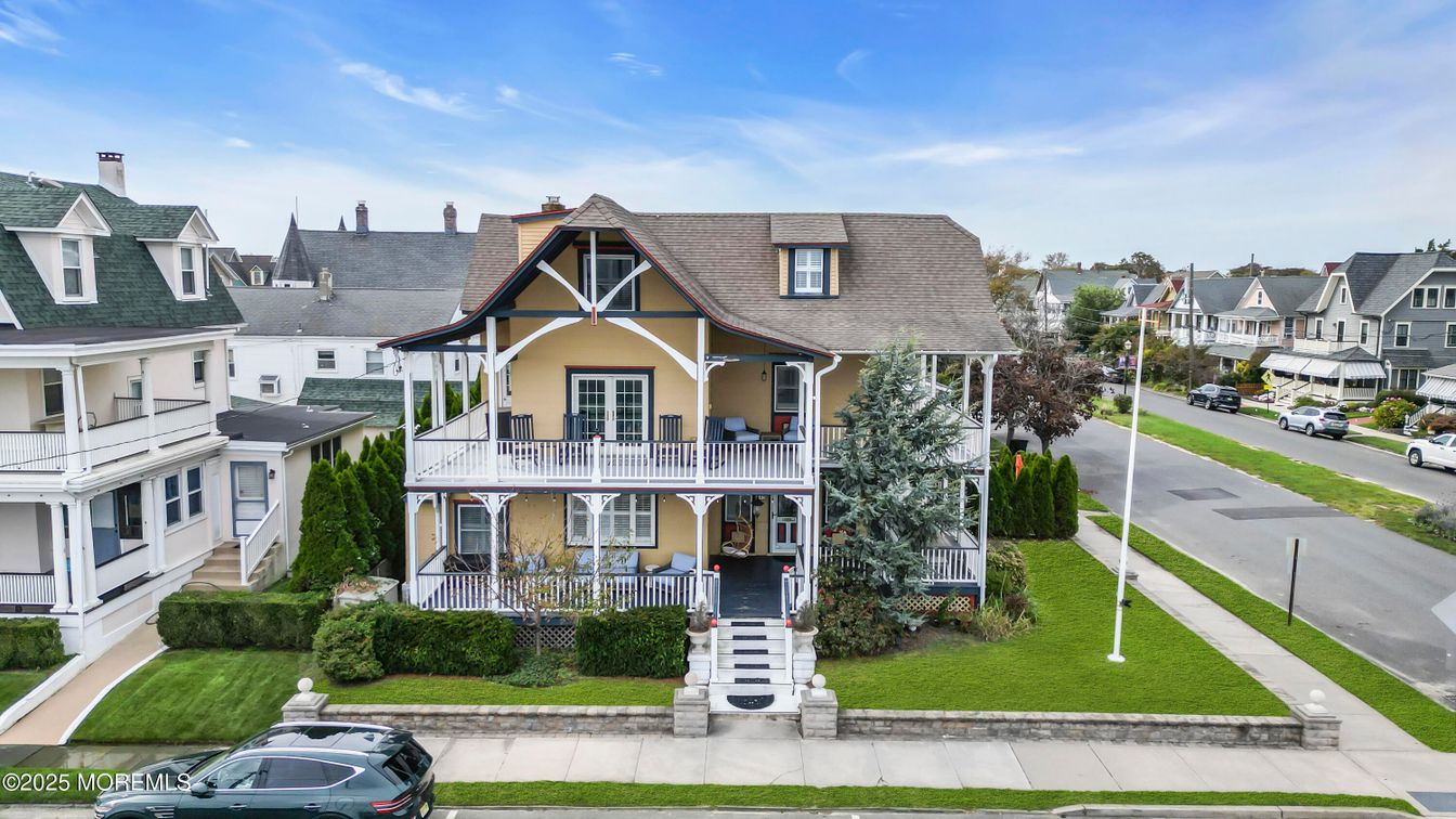Exterior, Facade, Queen Anne Victorian