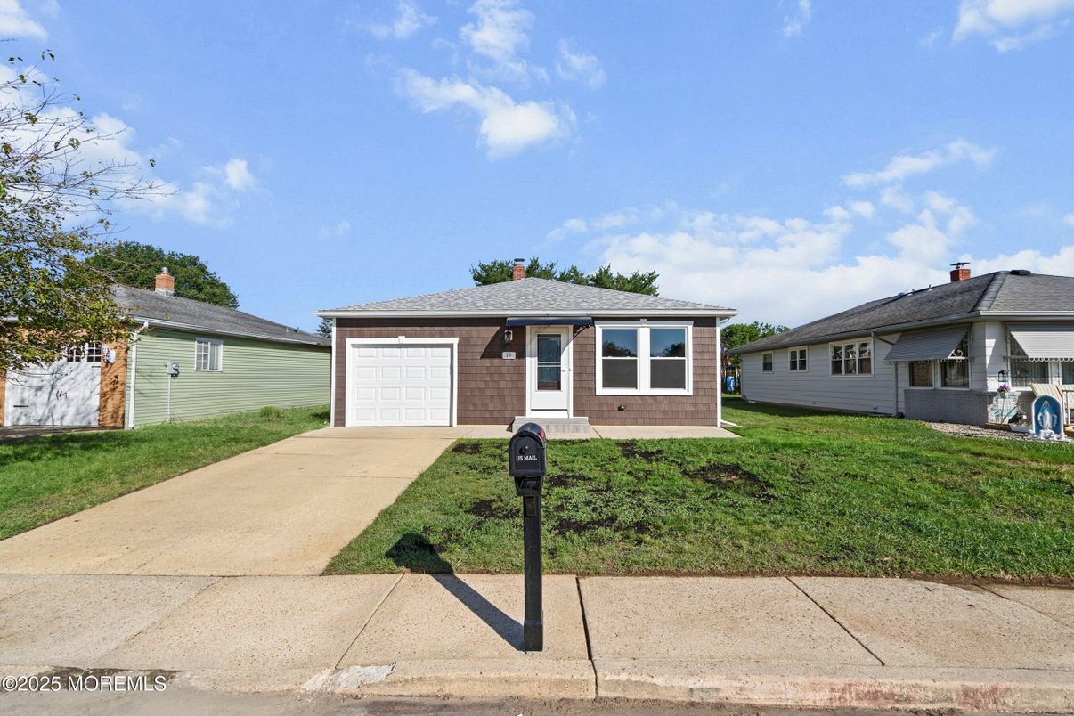 Attached, Exterior, Facade, Ranch