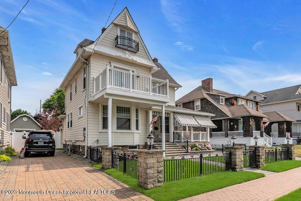 Exterior, Facade, Queen Anne Victorian