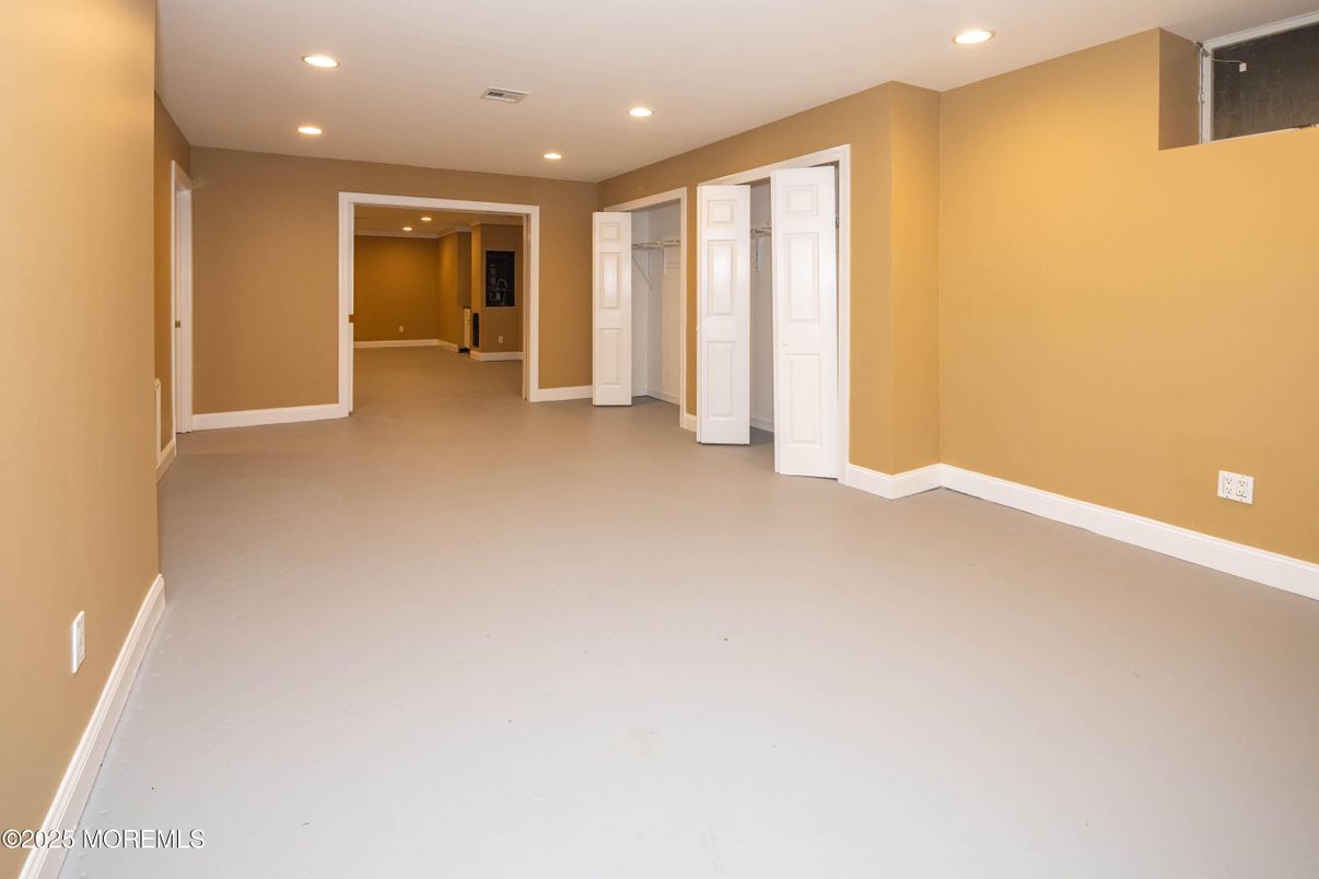 Empty room, Interior, Recessed Lighting