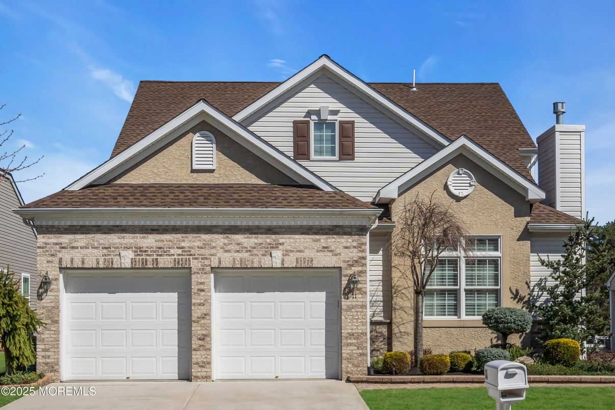 Attached, Exterior, Facade, Brick Traditional