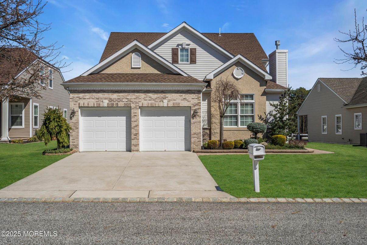 Attached, Exterior, Facade, Brick Traditional