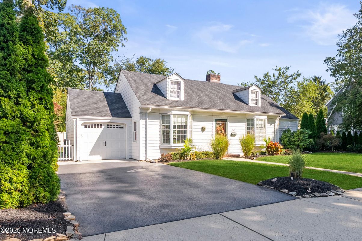Attached, Exterior, Facade, Cape Cod