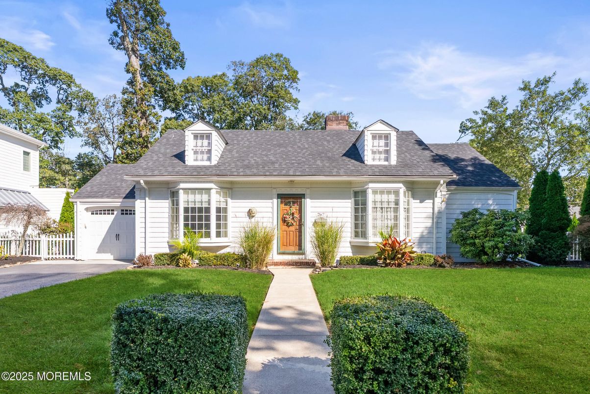 Attached, Detached Garage, Exterior, Facade, Cape Cod