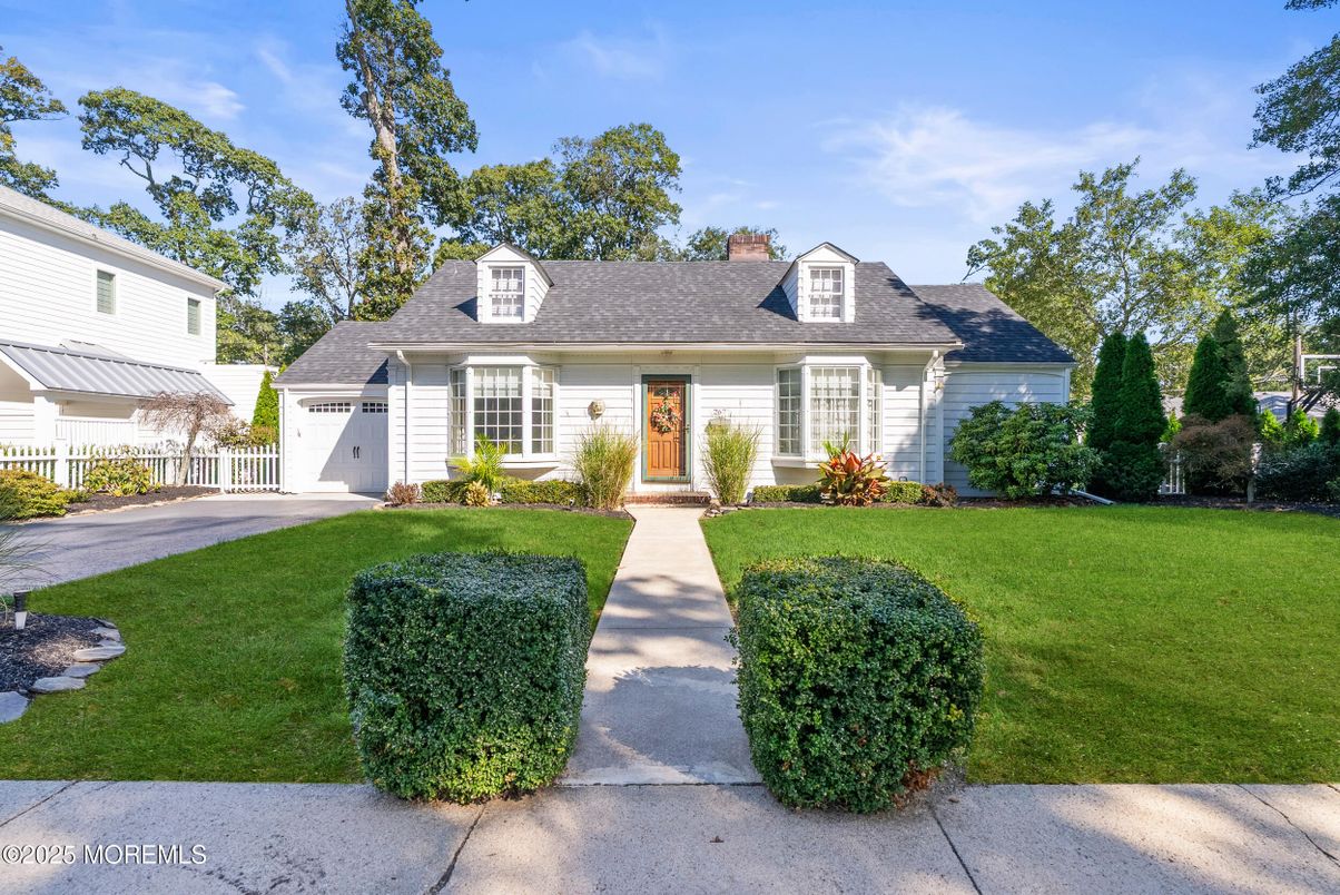 Attached, Exterior, Facade, Cape Cod