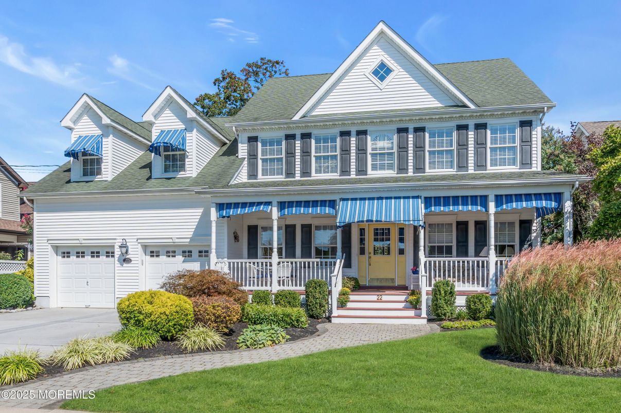 Attached, Exterior, Facade, Queen Anne Victorian
