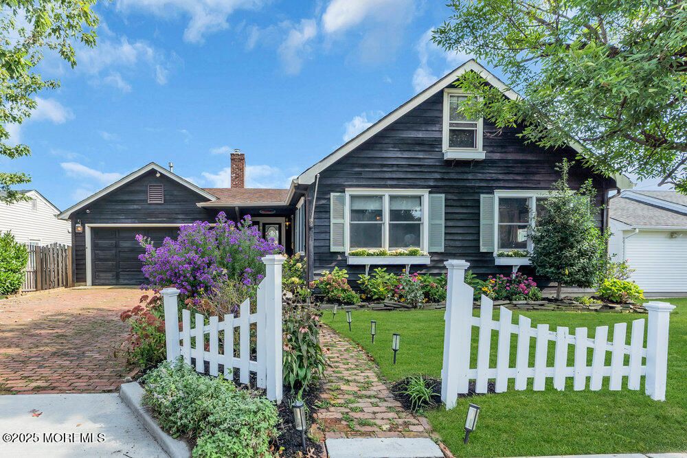 Attached, Exterior, Facade, American Craftsman