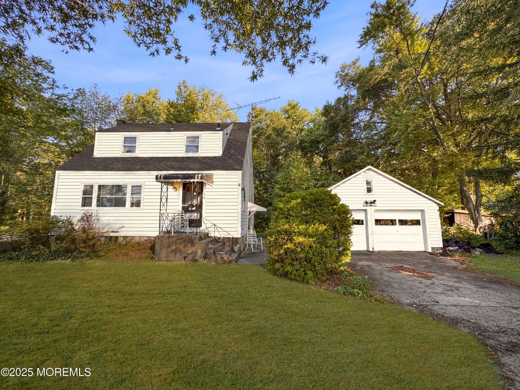 Attached, Exterior, Facade, Cape Cod